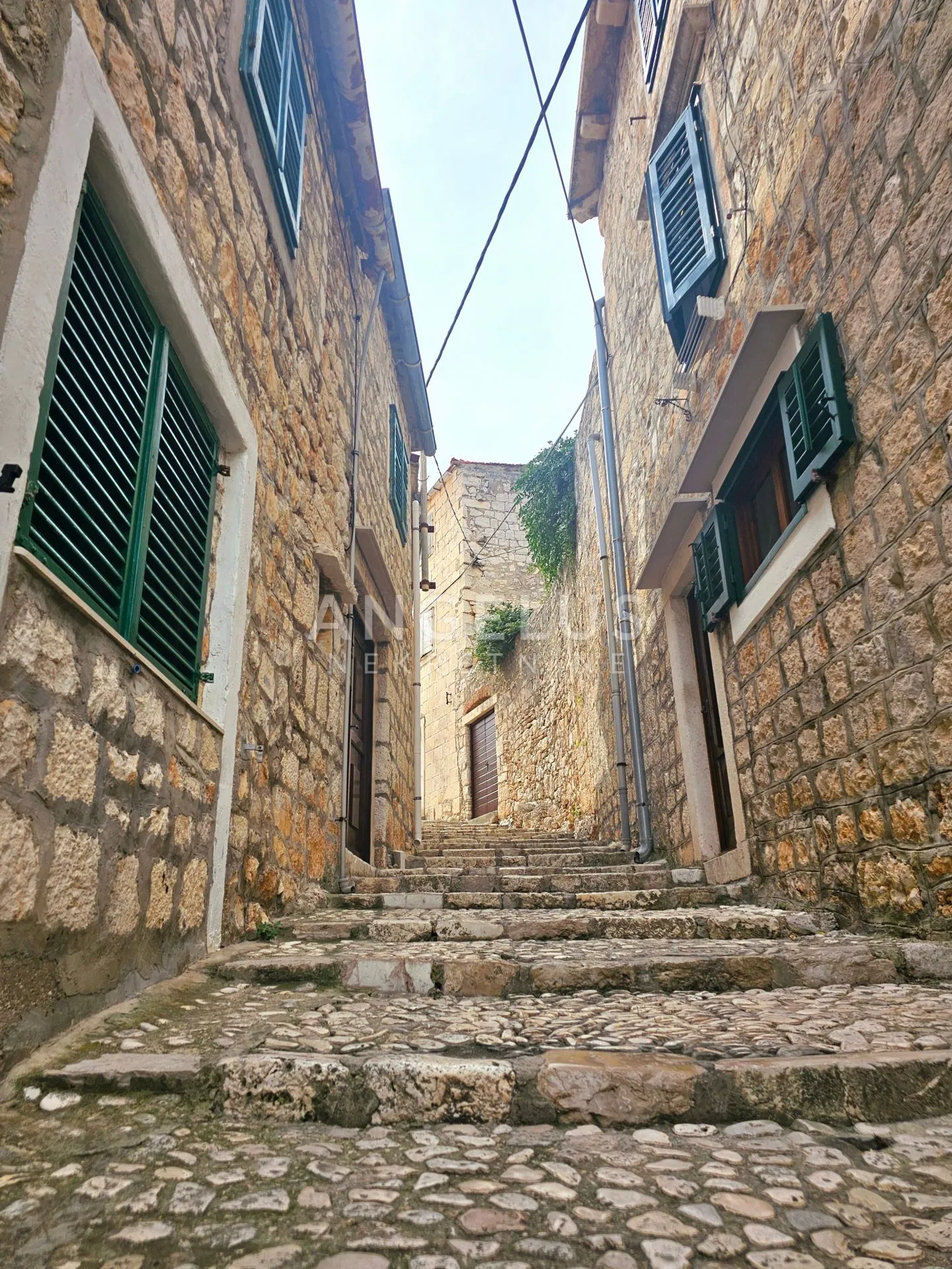 brač, sutivan - renovirana kamena kuća u centru mjesta, 90 m2 - slika 2