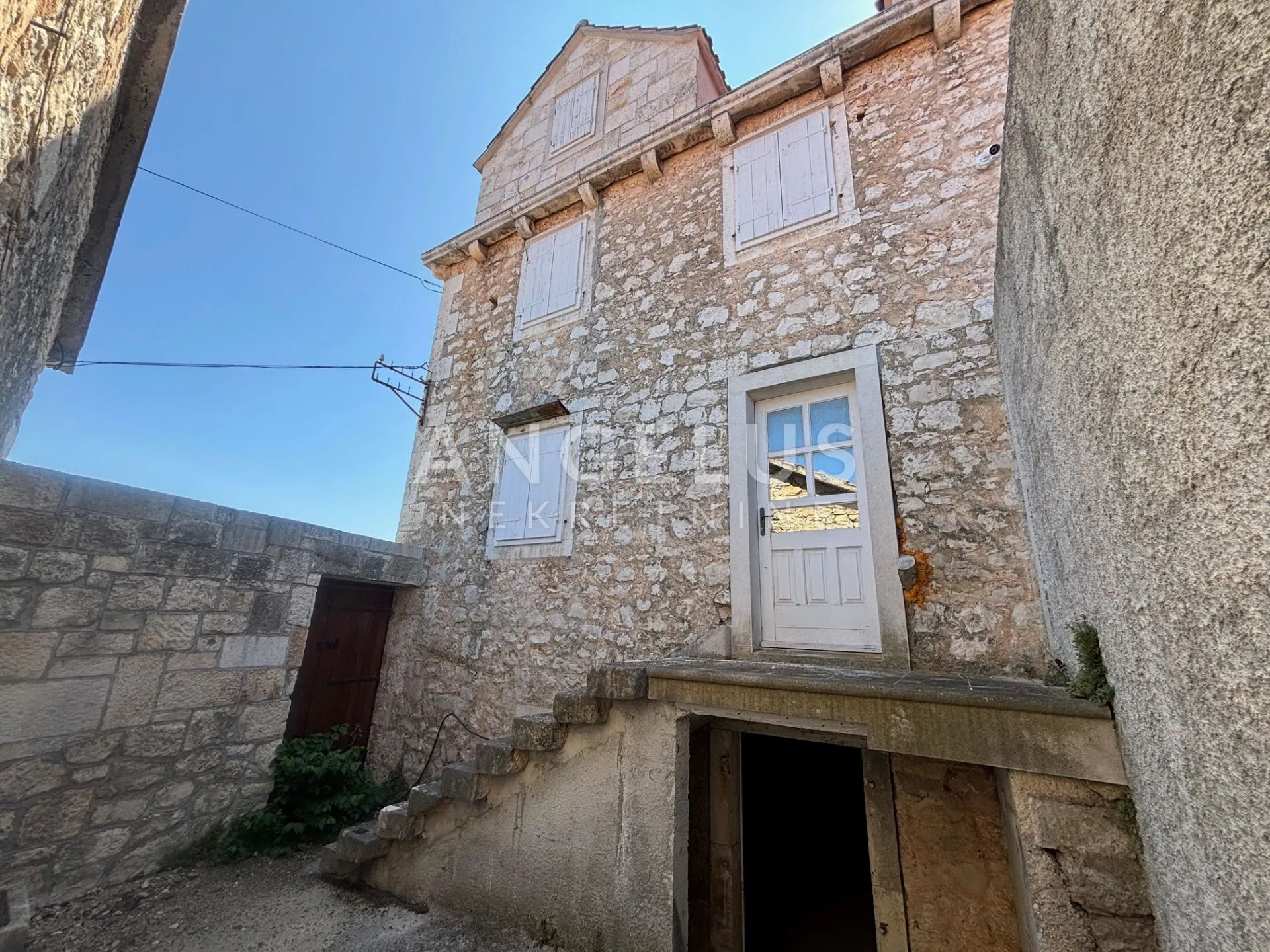 brač, nerežišća - autentična kamena kuća s privatnim vrtom i velikim potencijalom, prodaja - slika 6