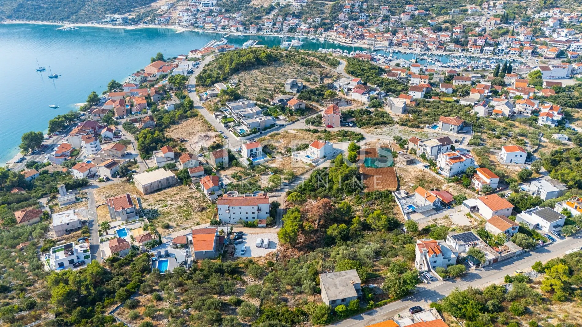 Marina kod Trogira-građ.zem blizu mora, 950 m2, PRODAJA