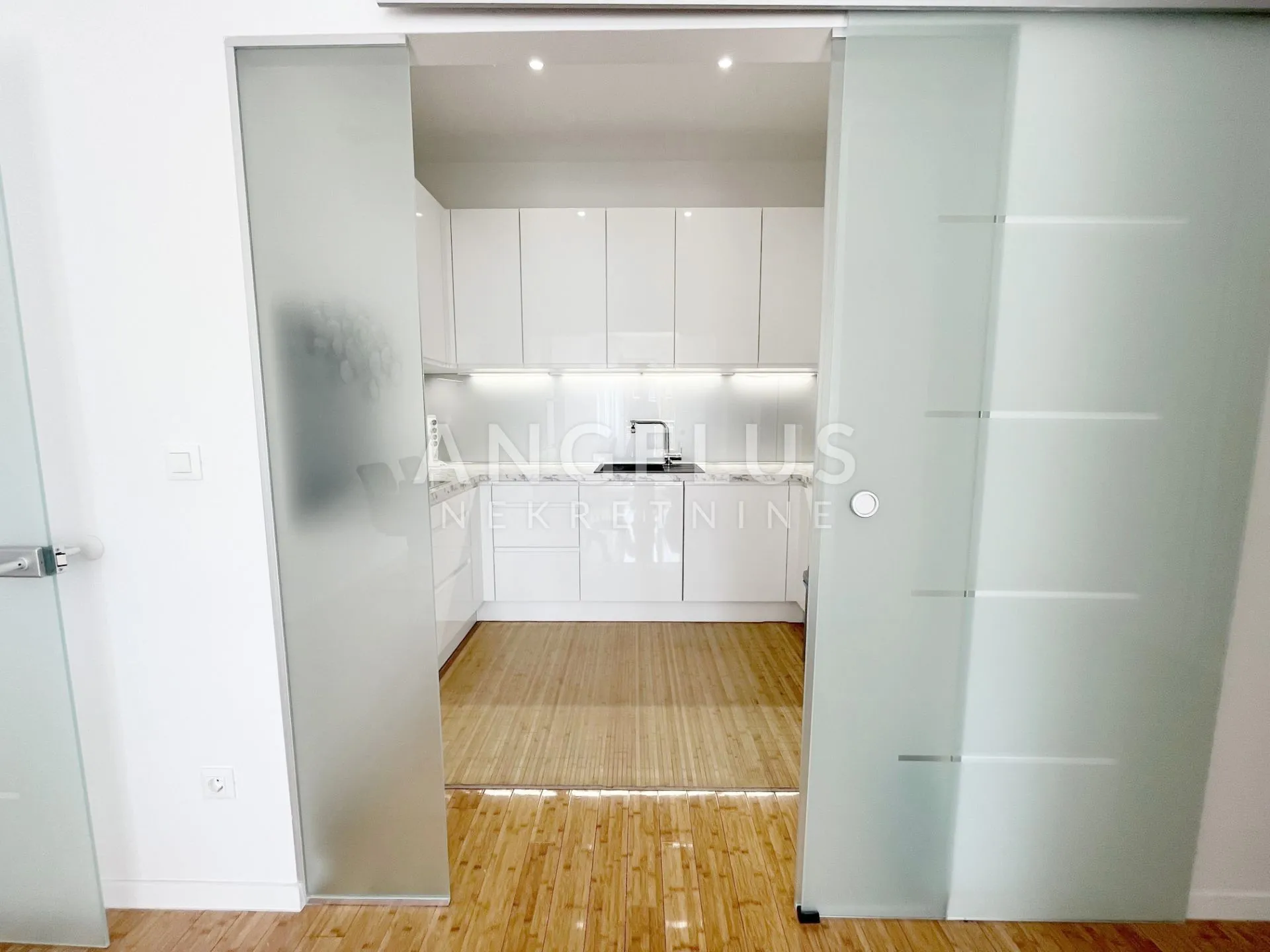 zagreb, centar - stan za najam 150 m2 s garažom - slika 7