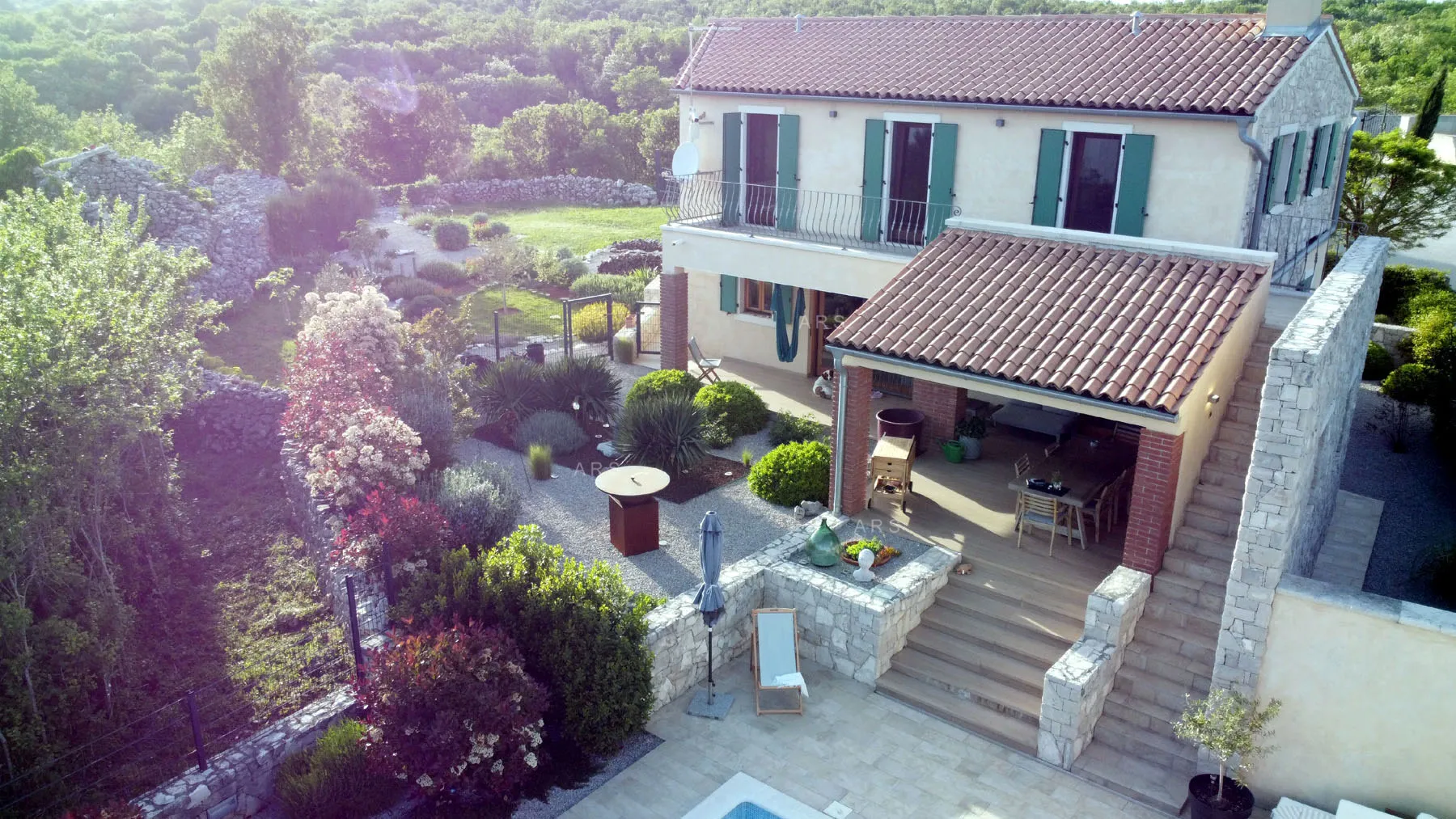mirna oaza s panoramskim pogledom i bazenom - slika 3
