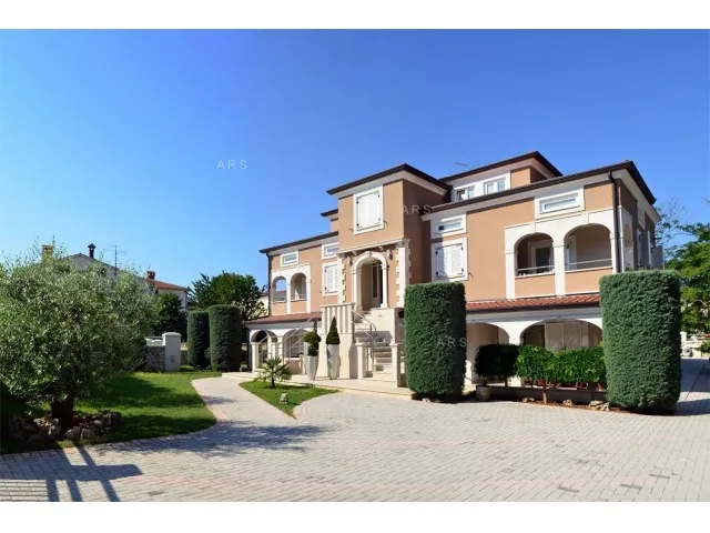 vila s 10 apartmana i bazenom - slika 16