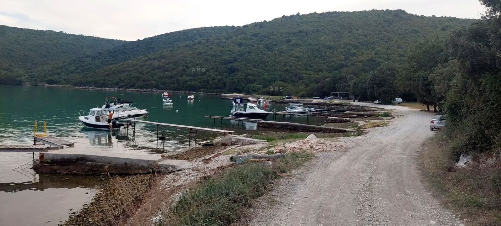 zemljište u malom naselju 3.5 km od mora - slika 14