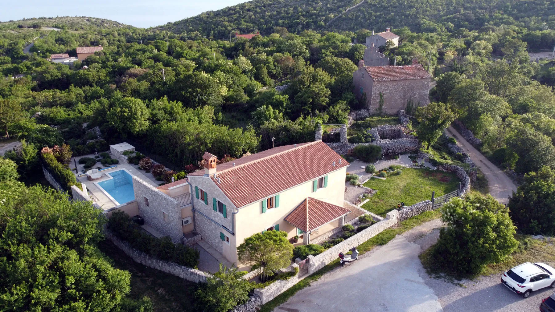 mirna oaza s panoramskim pogledom i bazenom - slika 8