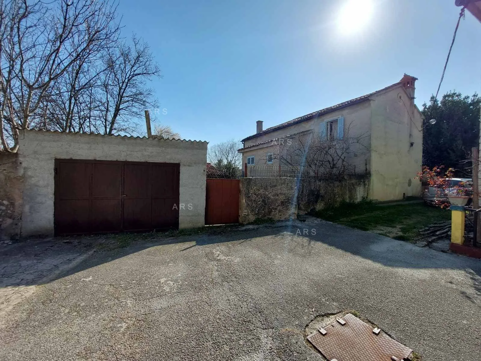 kamena kuća s lijepom okućnicom - slika 23