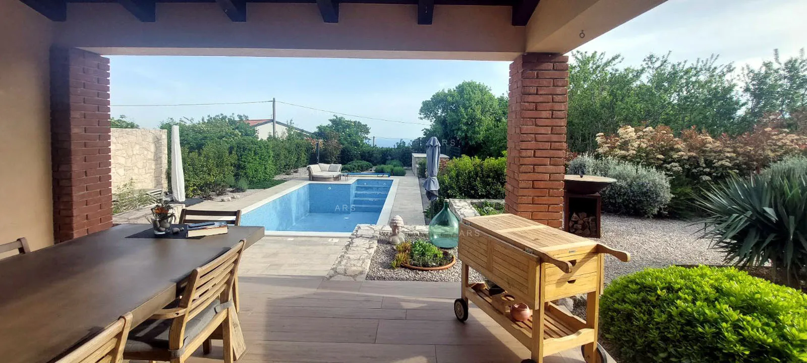 mirna oaza s panoramskim pogledom i bazenom - slika 16