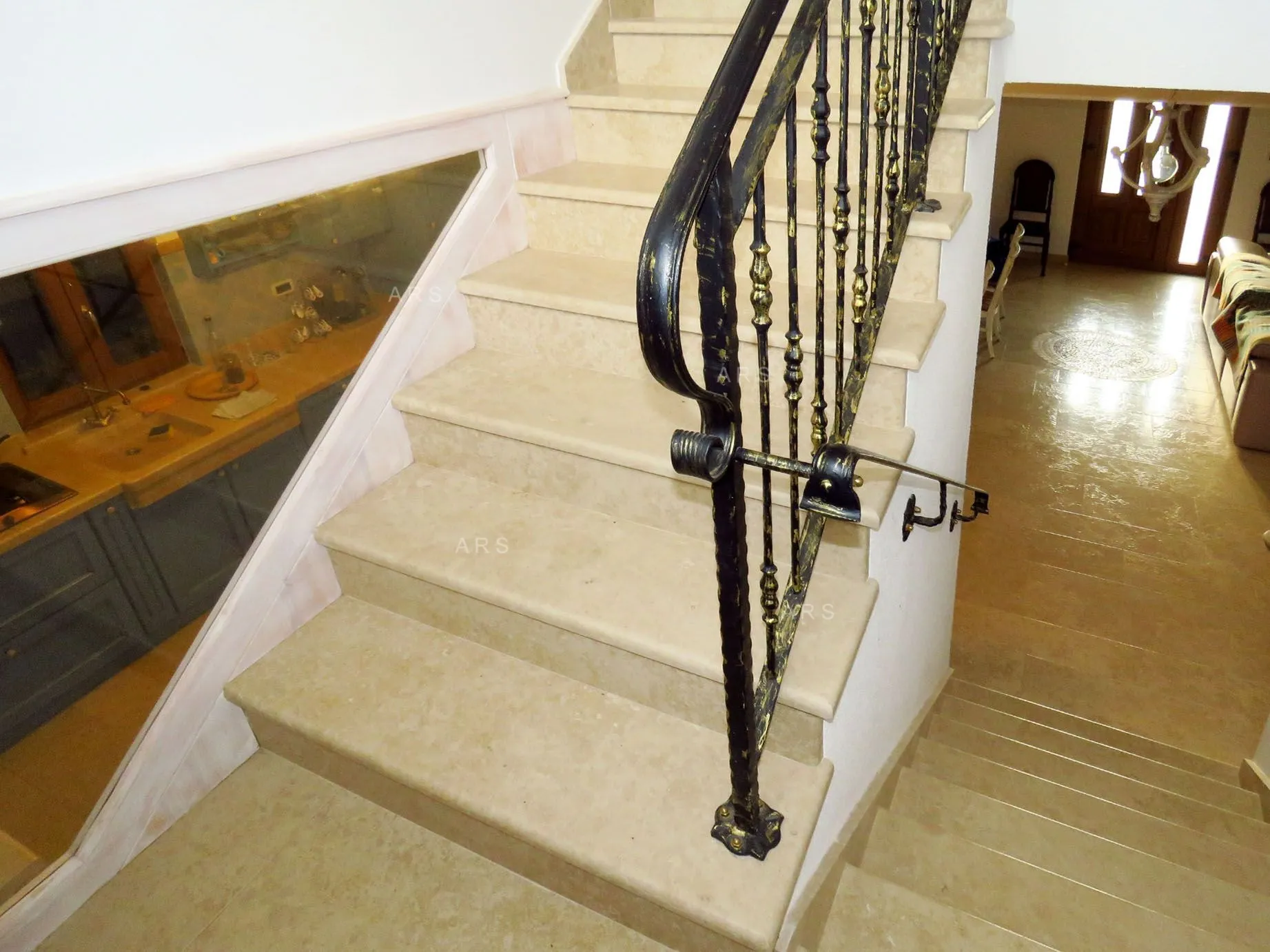 elegantno obnovljena kamena kuća s velikim zemljištem - slika 13