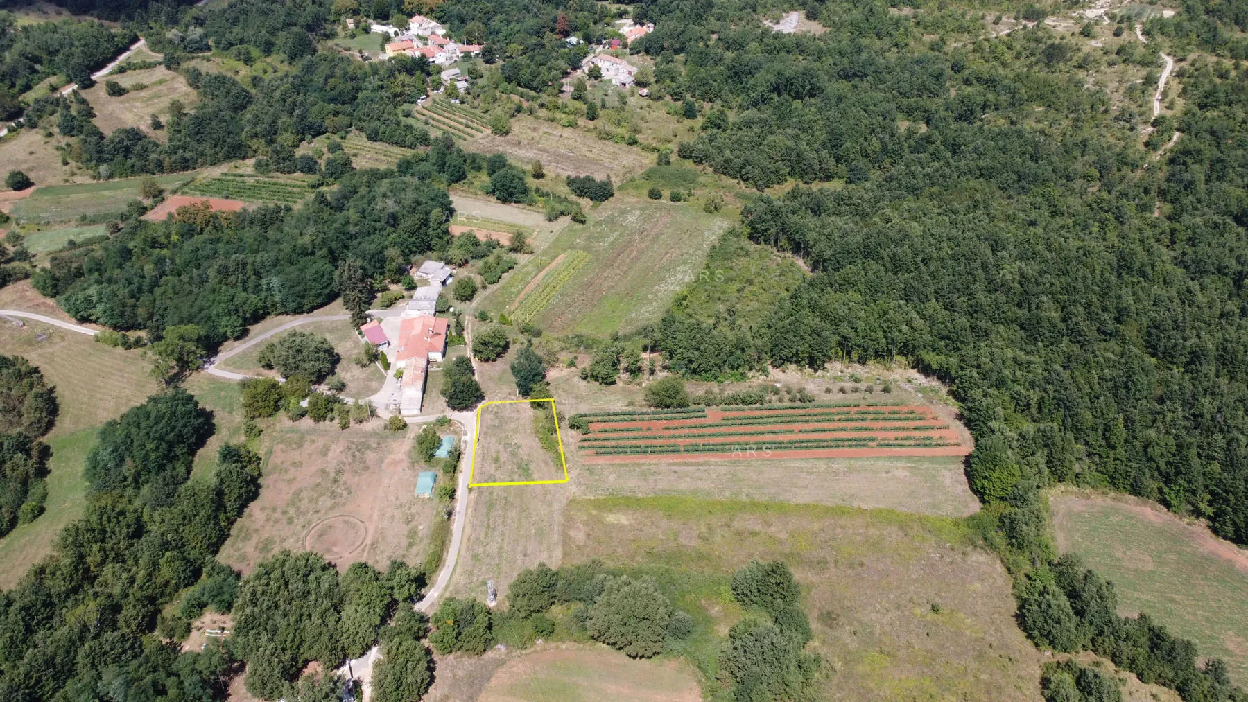 zemljište okruženo prirodom - slika 10