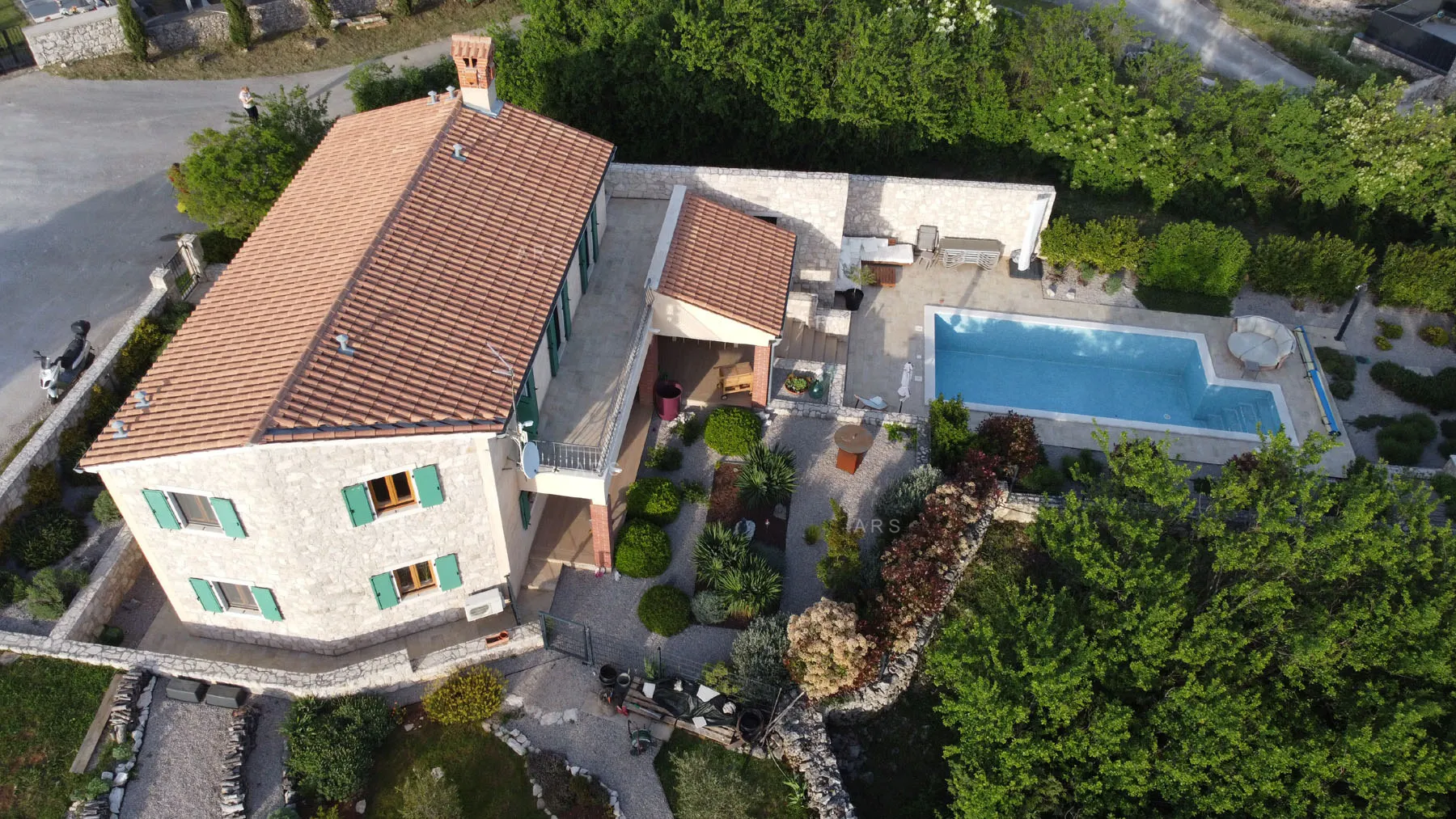 mirna oaza s panoramskim pogledom i bazenom - slika 4