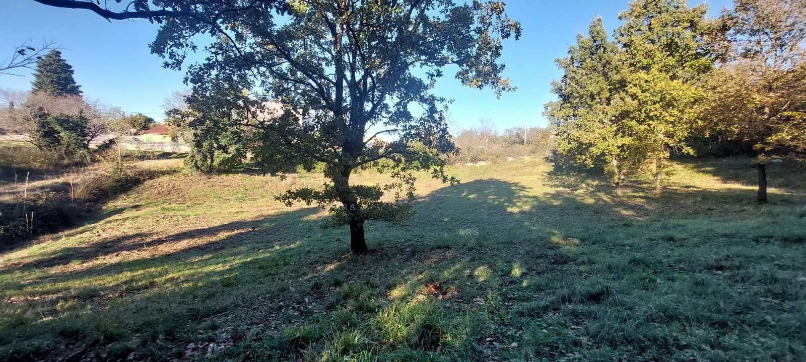 zemljište u malom naselju 3.5 km od mora - slika 26