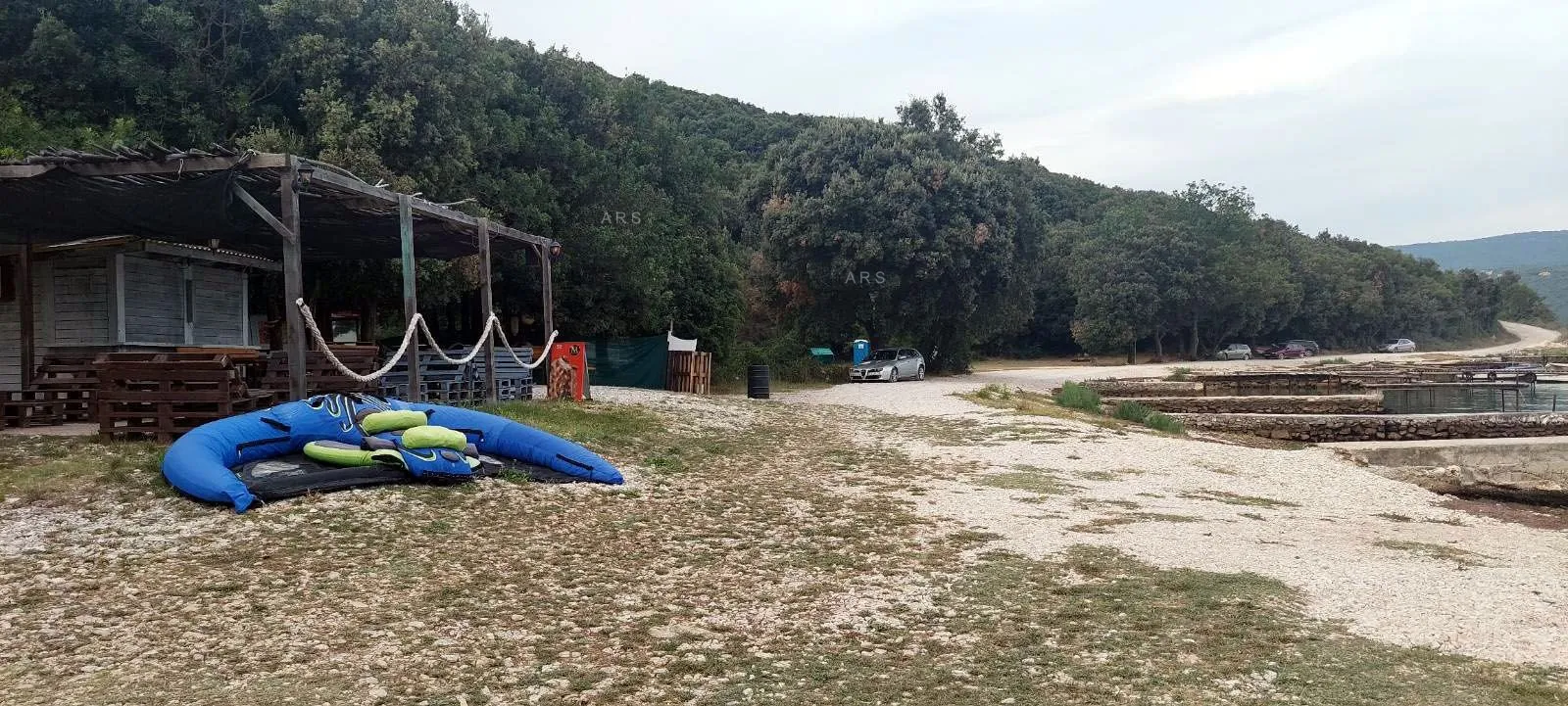 zemljište u malom naselju 3.5 km od mora - slika 9