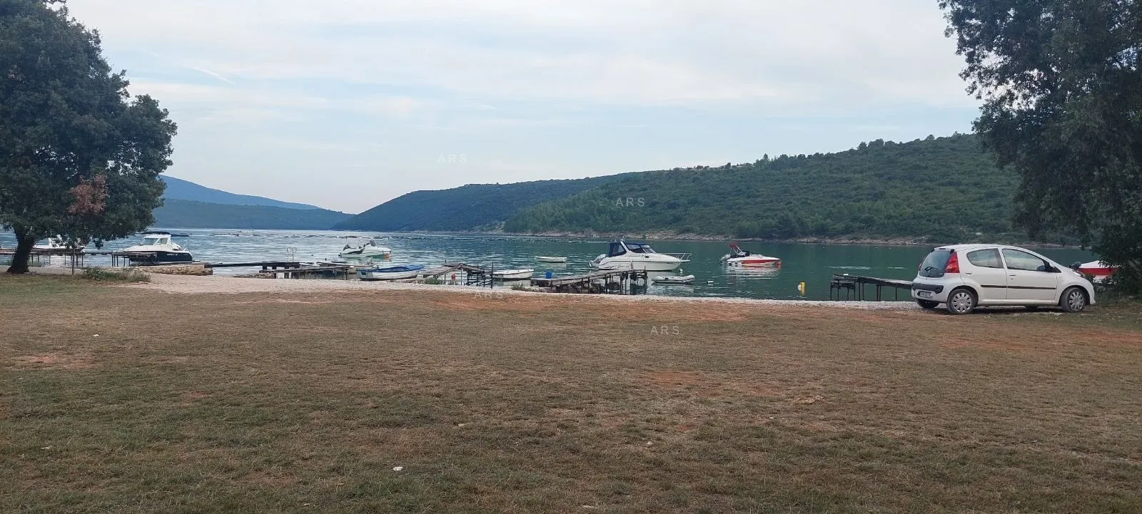 zemljište u malom naselju 3.5 km od mora - slika 12