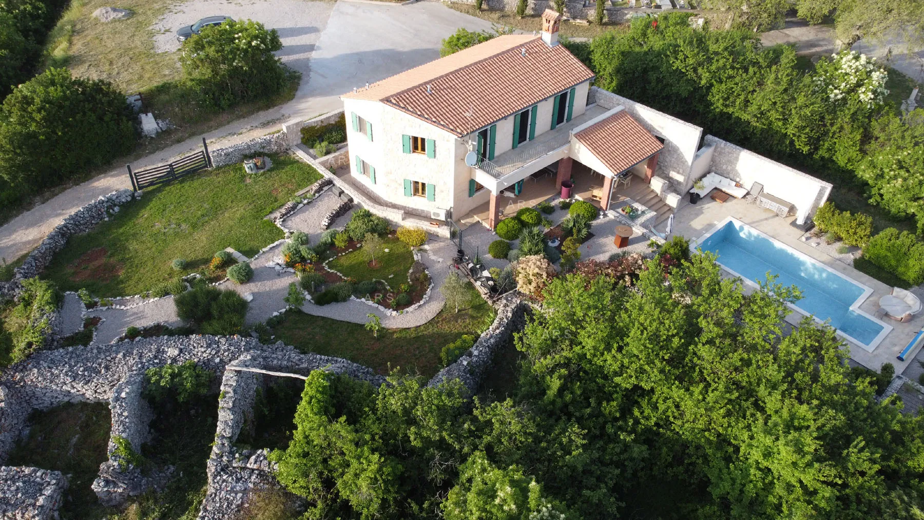 mirna oaza s panoramskim pogledom i bazenom - slika 6
