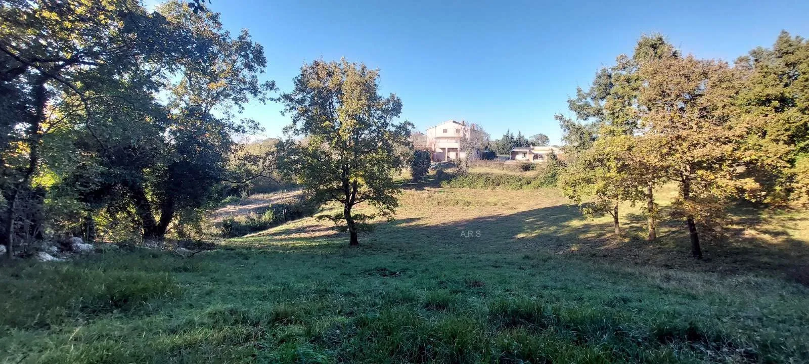 zemljište u malom naselju 3.5 km od mora - slika 27