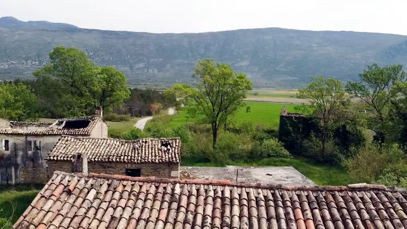 istarska kamena kuća s pogledom na planine - slika 2