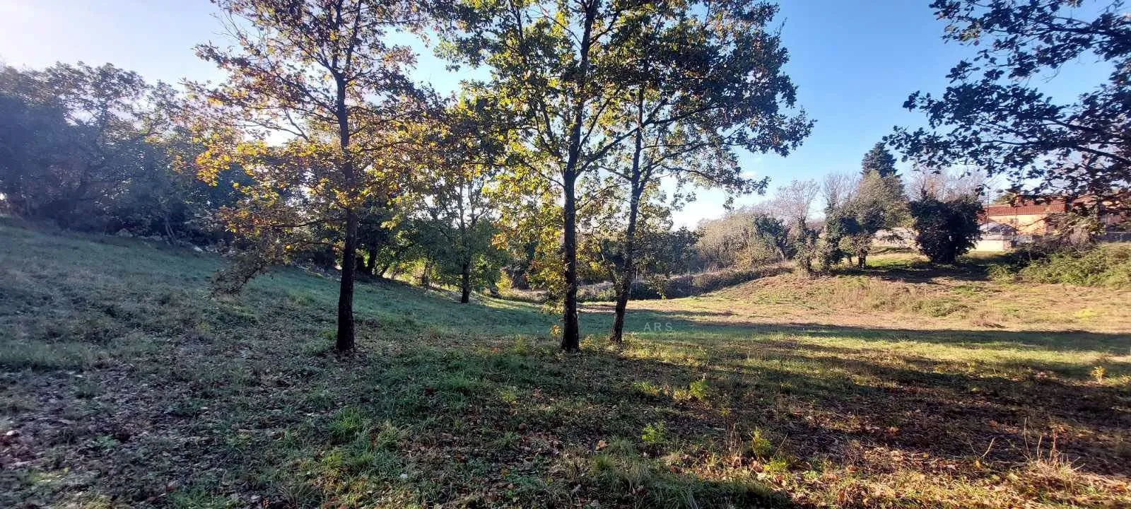 zemljište u malom naselju 3.5 km od mora - slika 30