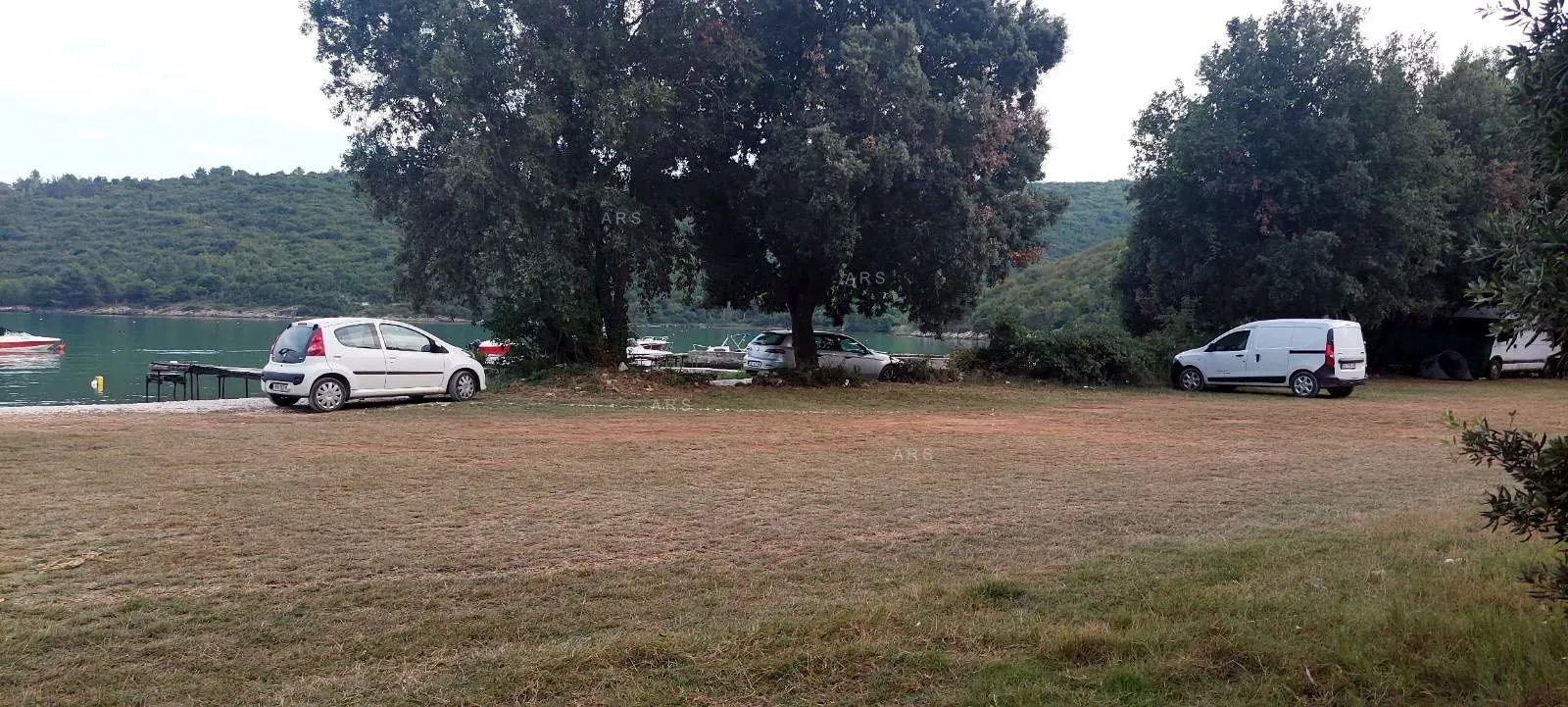 zemljište u malom naselju 3.5 km od mora - slika 11