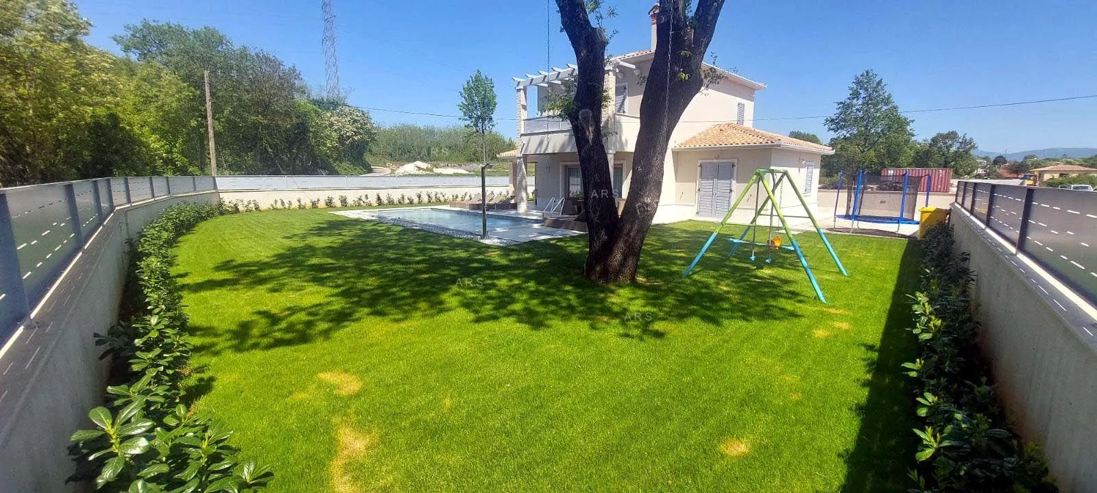 elegantna kuća s bazenom - slika 2