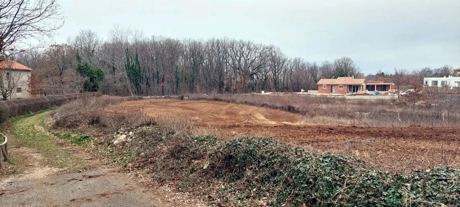 mirna lokacija nedaleko centra - slika 2