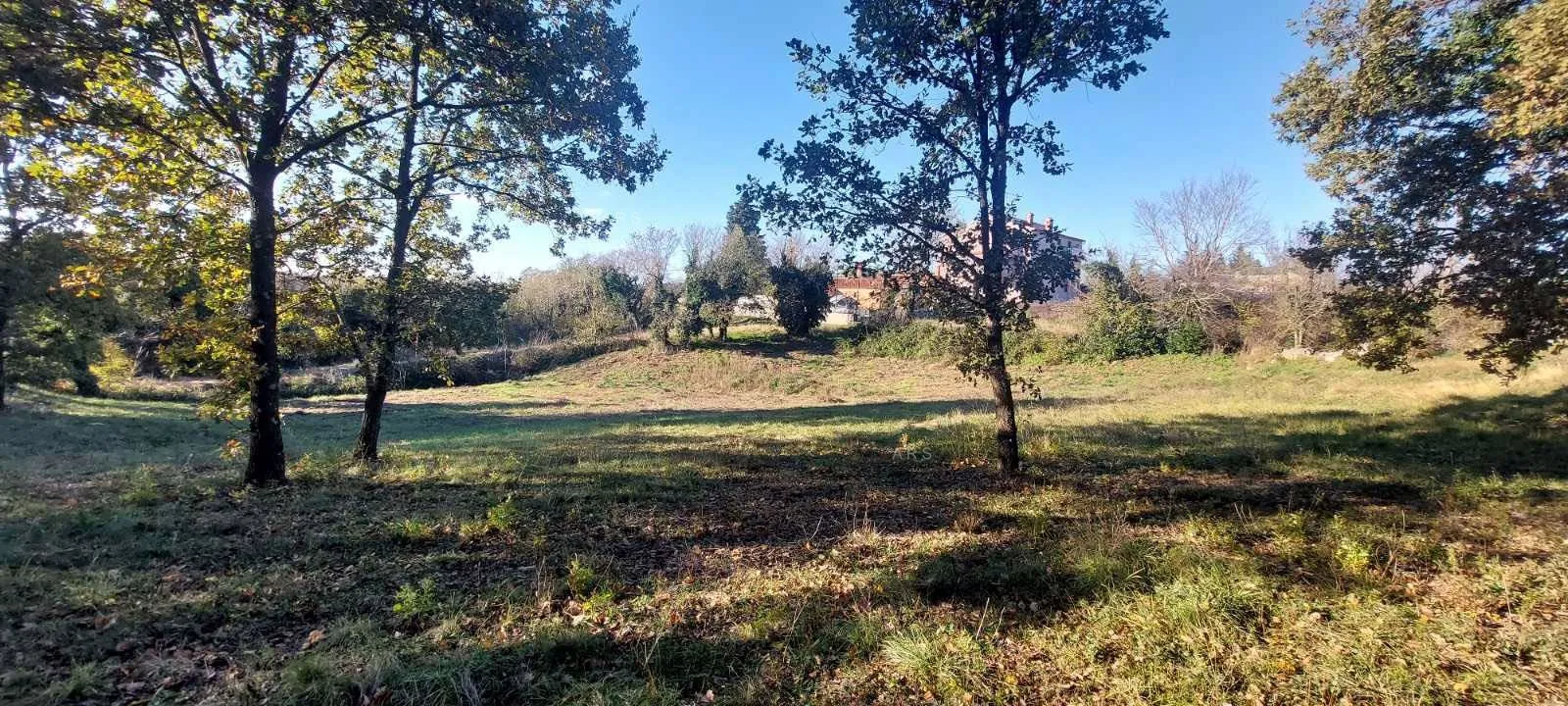 zemljište u malom naselju 3.5 km od mora - slika 32