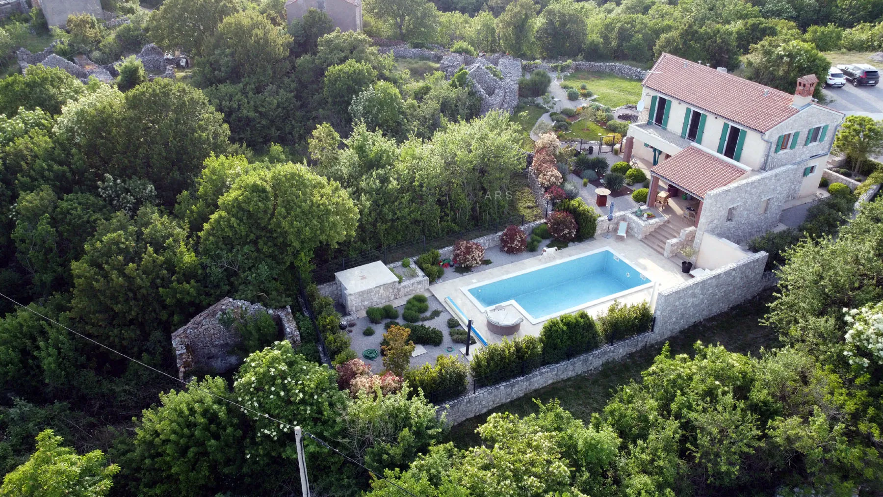 mirna oaza s panoramskim pogledom i bazenom - slika 9