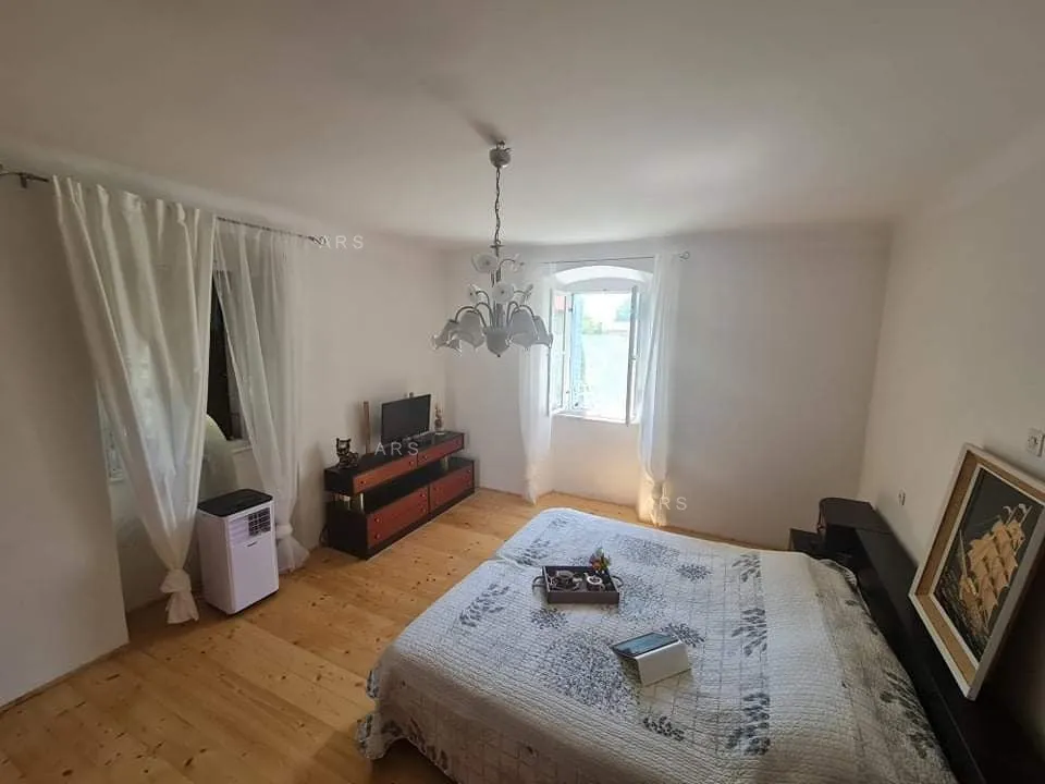 kamena kuća s lijepom okućnicom - slika 19