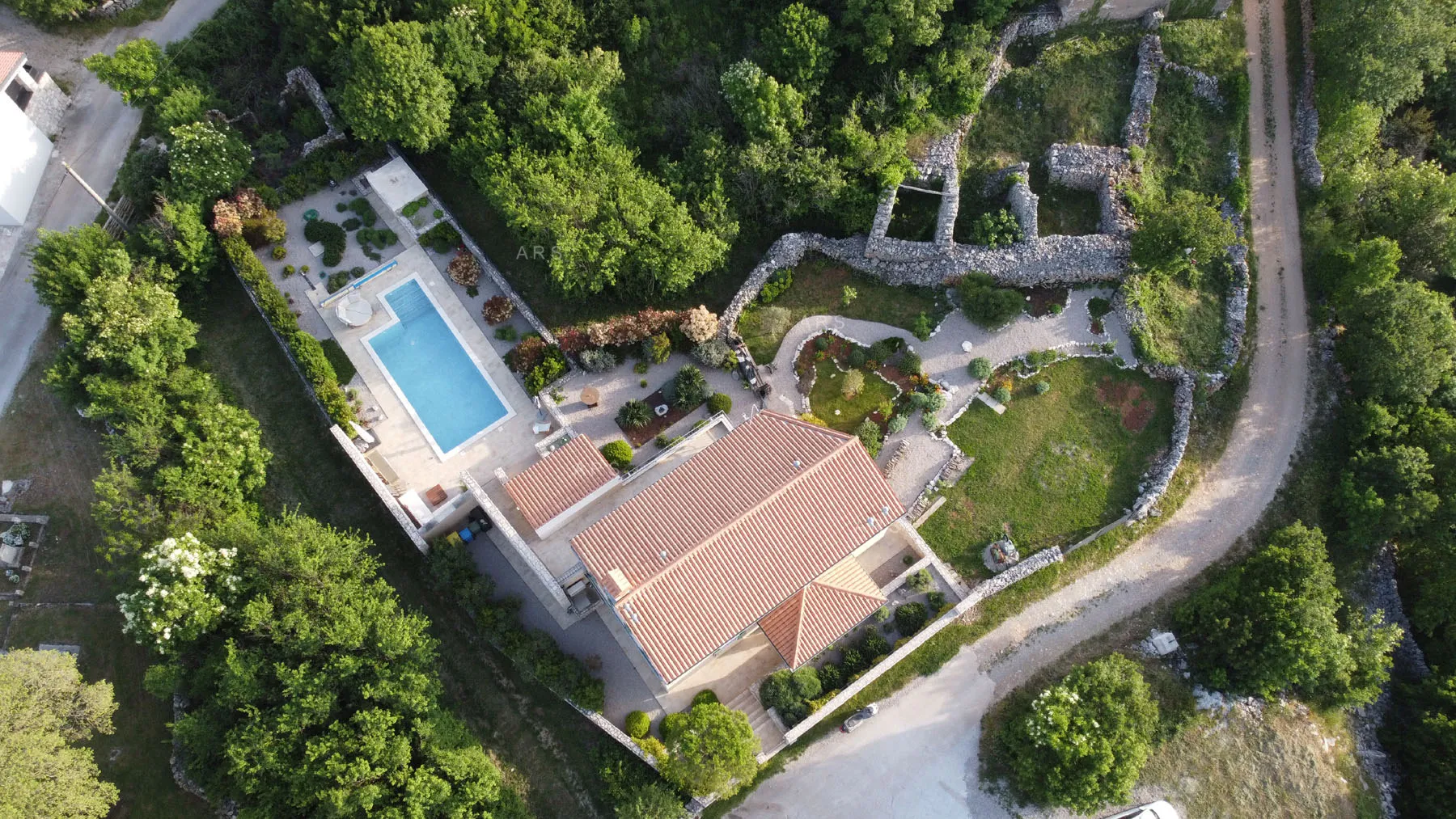 mirna oaza s panoramskim pogledom i bazenom - slika 10