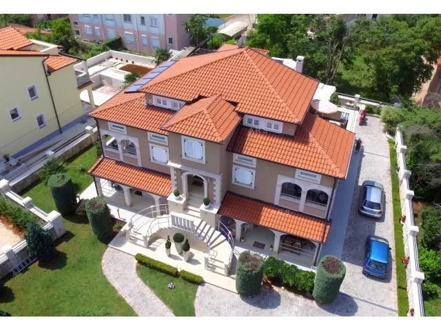 vila s 10 apartmana i bazenom - slika 1
