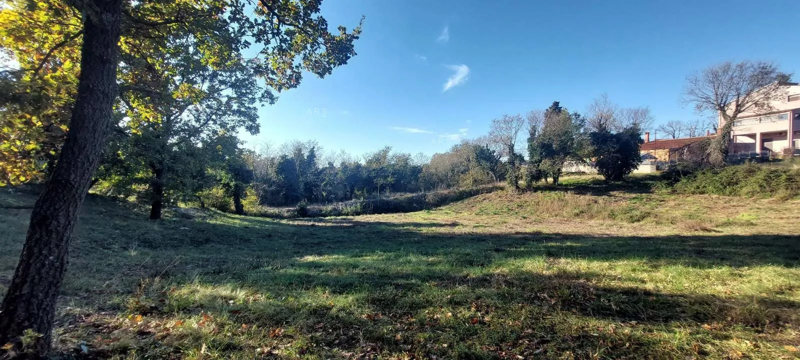 zemljište u malom naselju 3.5 km od mora - slika 33