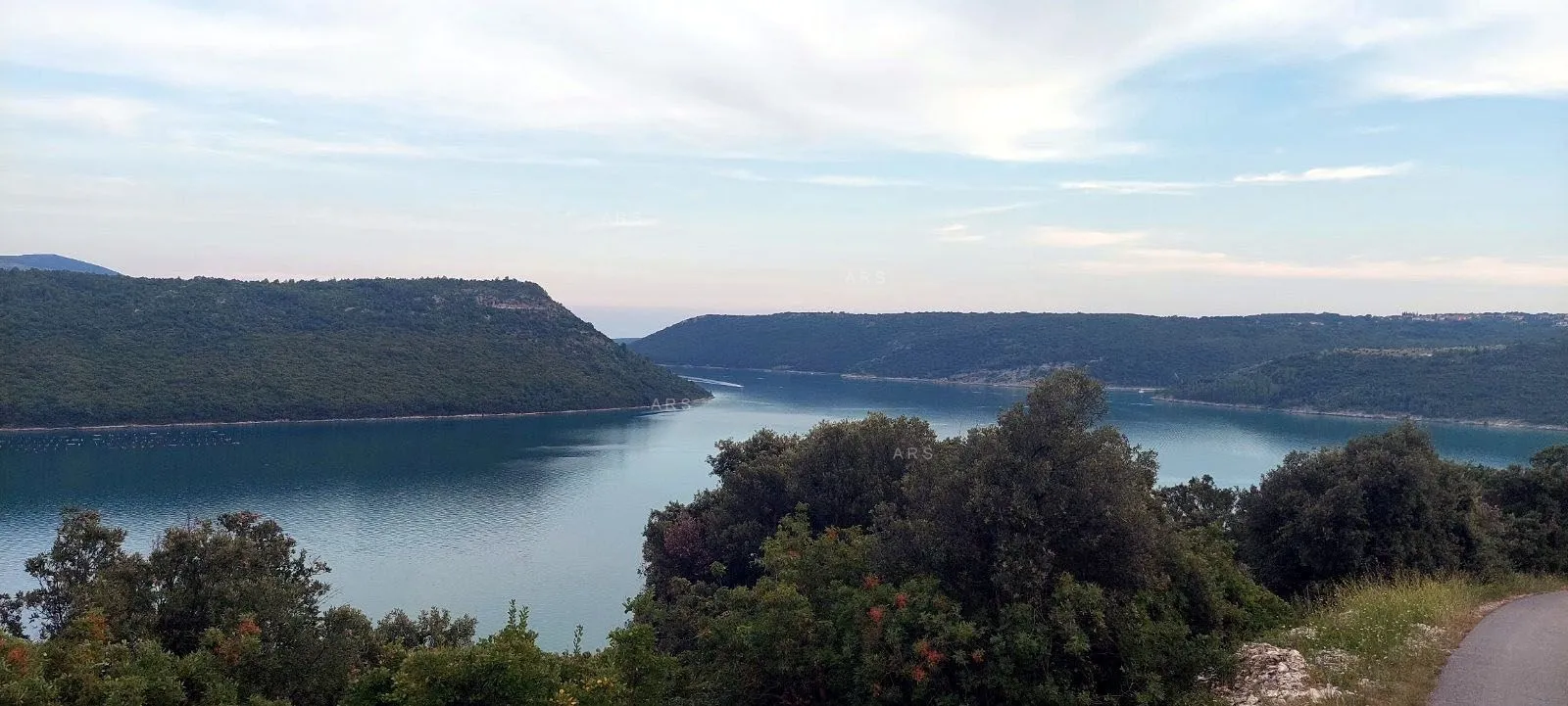 zemljište u malom naselju 3.5 km od mora - slika 17