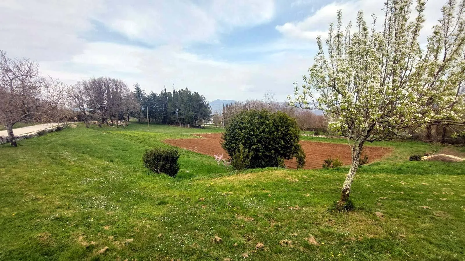 2 Parcele Okružene Prirodom S Odličnim Pristupom - Lazarići, Kršan