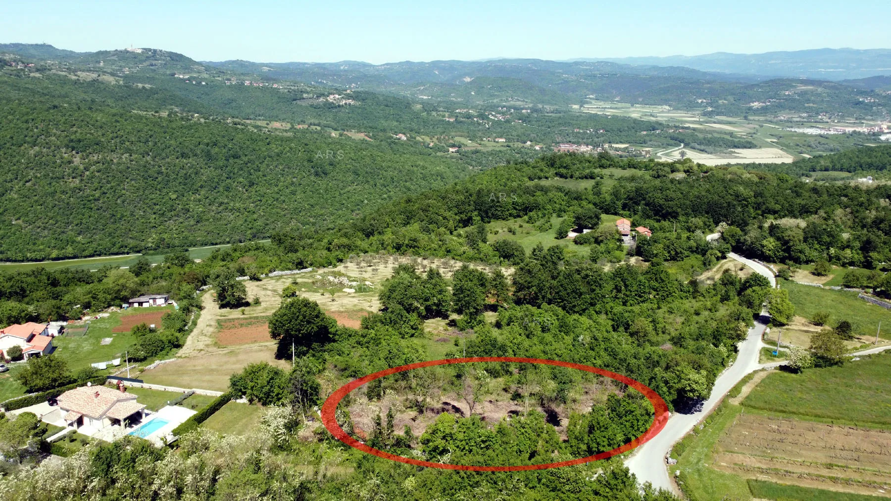 kompleks građevinskog i poljoprivrednog zemljišta s pogledom na brežuljke - slika 2