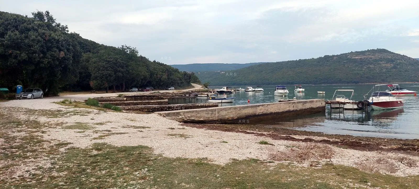 zemljište u malom naselju 3.5 km od mora - slika 8