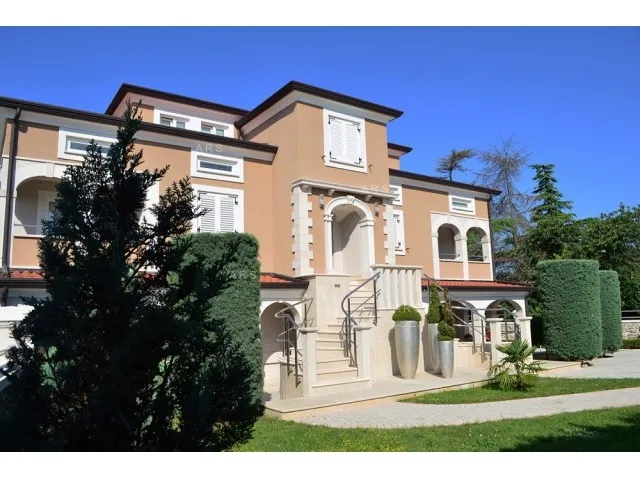 vila s 10 apartmana i bazenom - slika 17