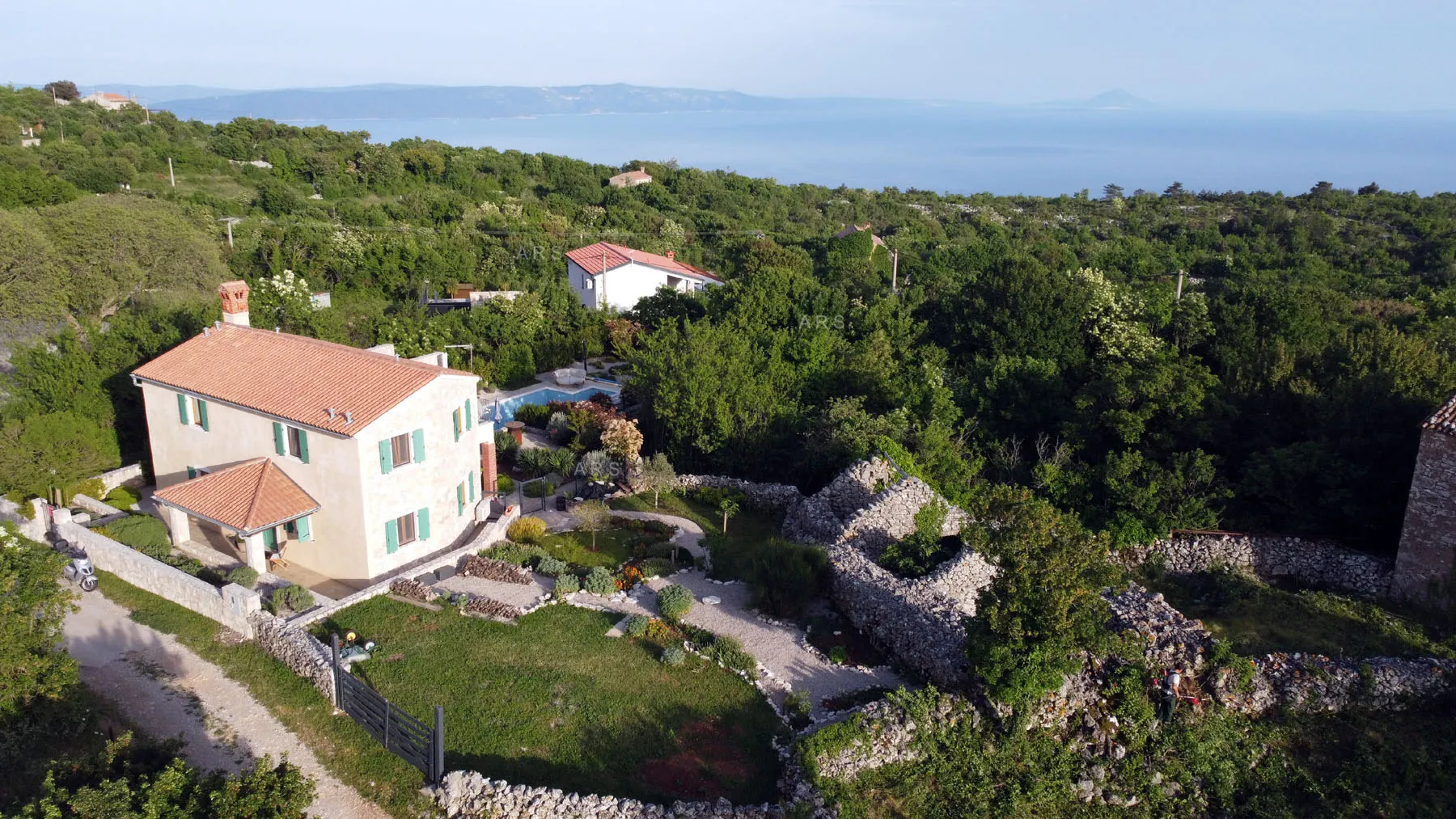 mirna oaza s panoramskim pogledom i bazenom - slika 7
