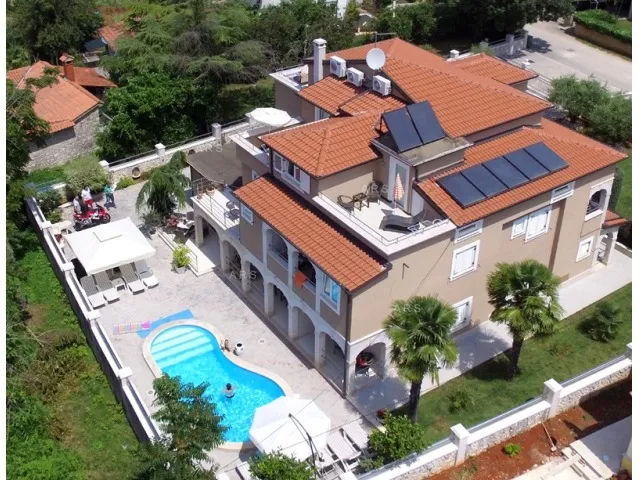 vila s 10 apartmana i bazenom - slika 2