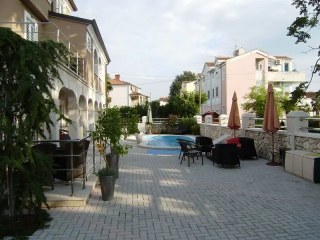 vila s 10 apartmana i bazenom - slika 4