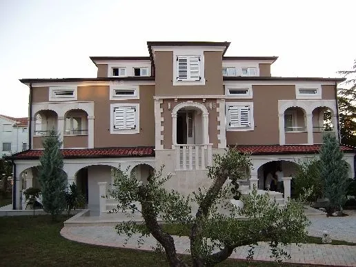vila s 10 apartmana i bazenom - slika 15