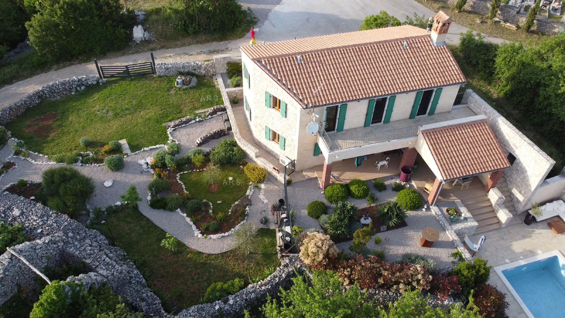 mirna oaza s panoramskim pogledom i bazenom - slika 5