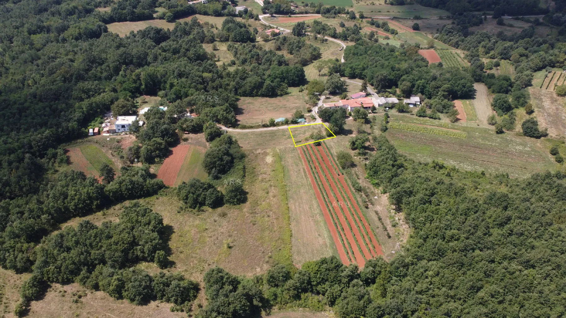 zemljište okruženo prirodom - slika 9