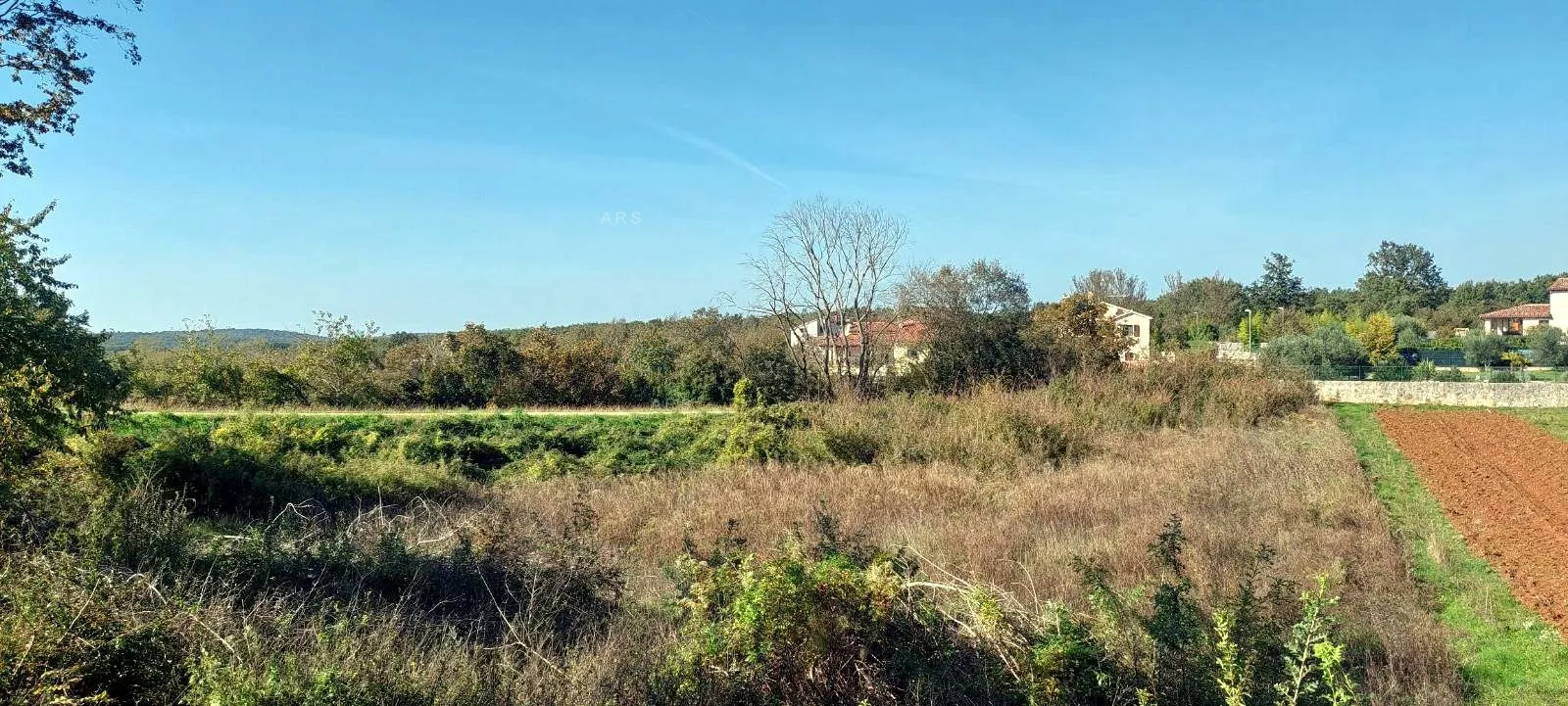 velika parcela u mirnom naselju - slika 2
