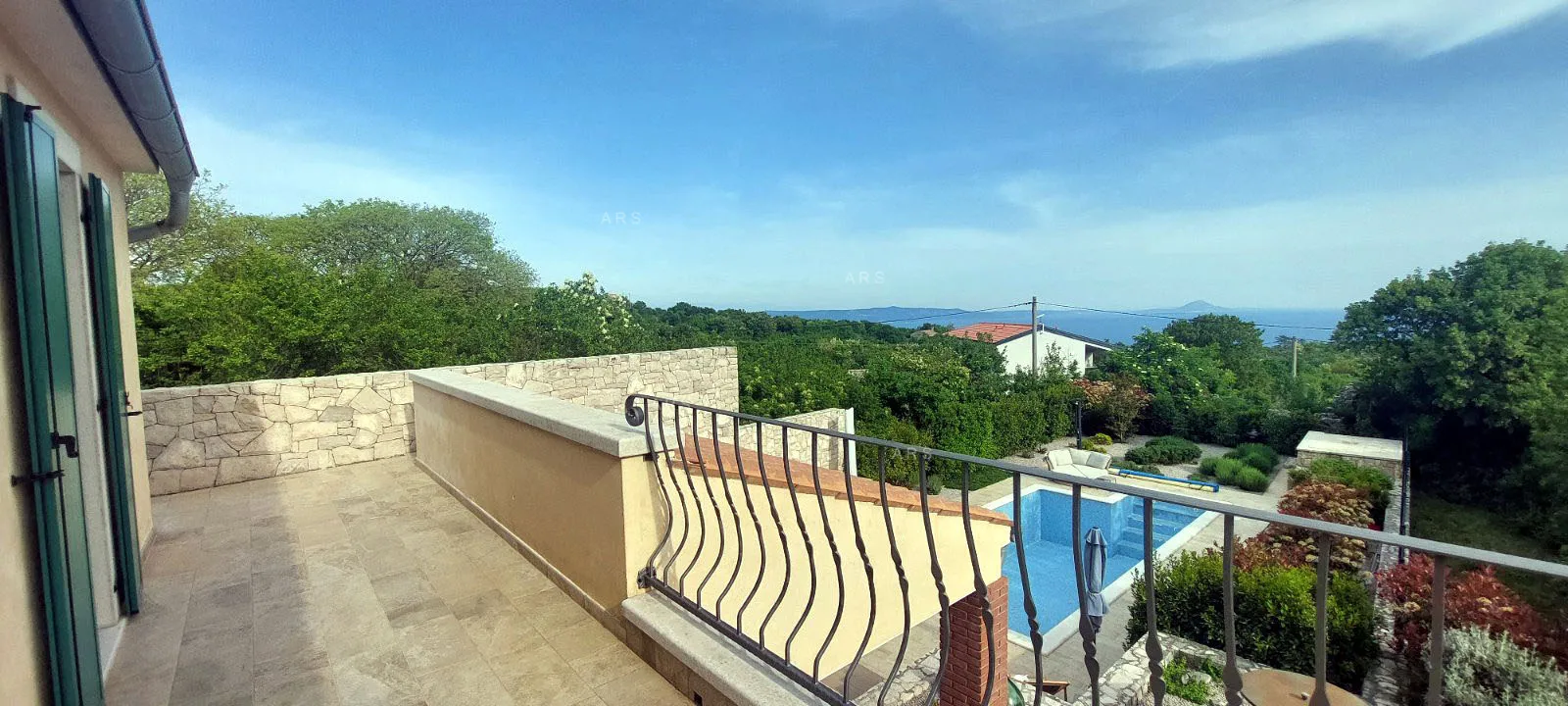 mirna oaza s panoramskim pogledom i bazenom - slika 37