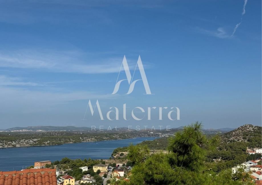 rijetkost, šibenik/centar, kuća sa 3 stana, parking, pogled na more - slika 19