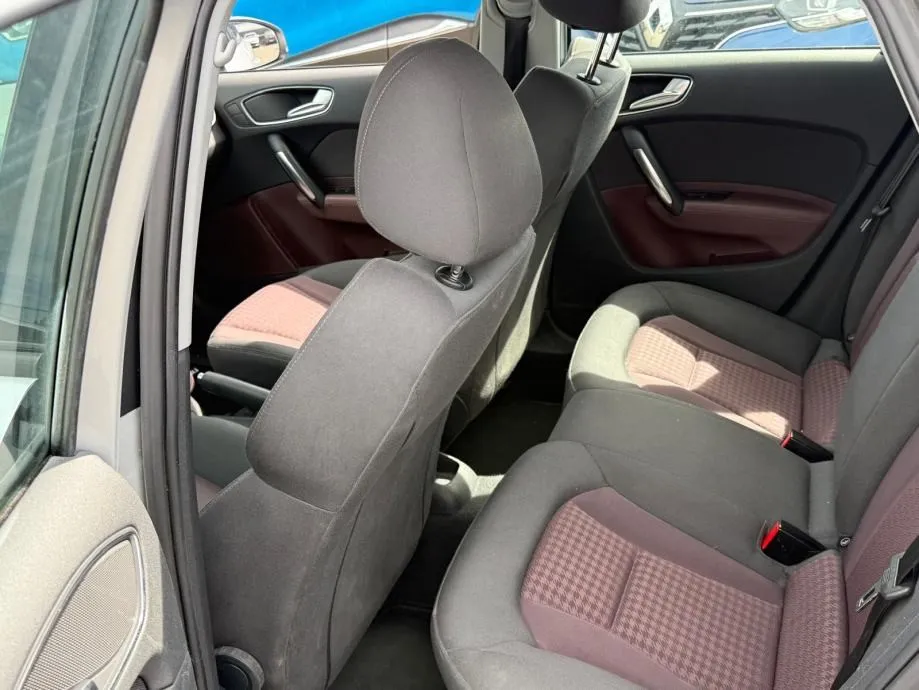 audi a1 1,6 tdi | xenon | servisna | šiber | 2 seta kotača | - slika 16