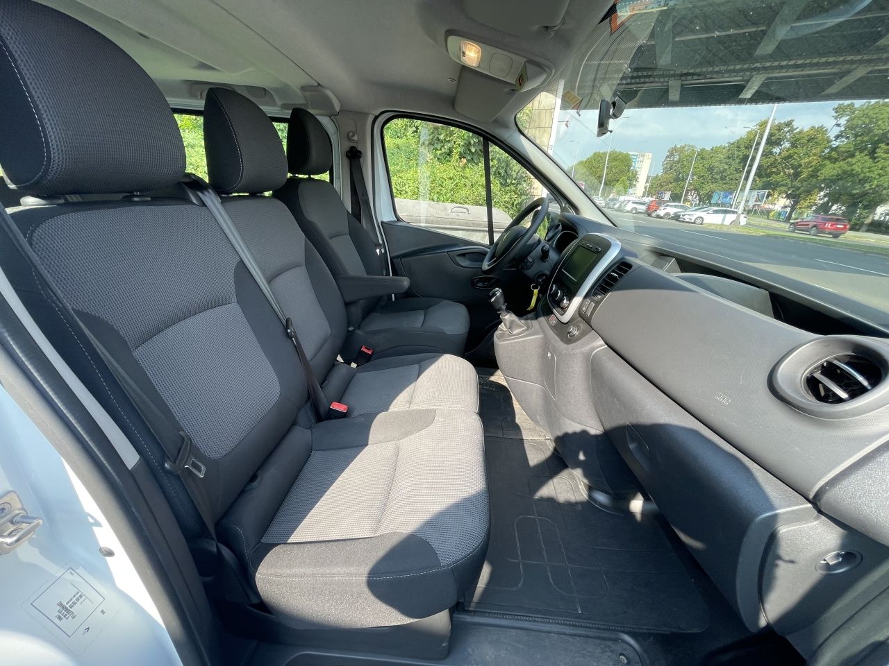 renault trafic grand passenger 2,0 dci 120 confort - slika 12