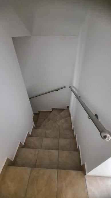!!kuća sa 6 apartmana 25 metara od mora!! (prodaja) - slika 10