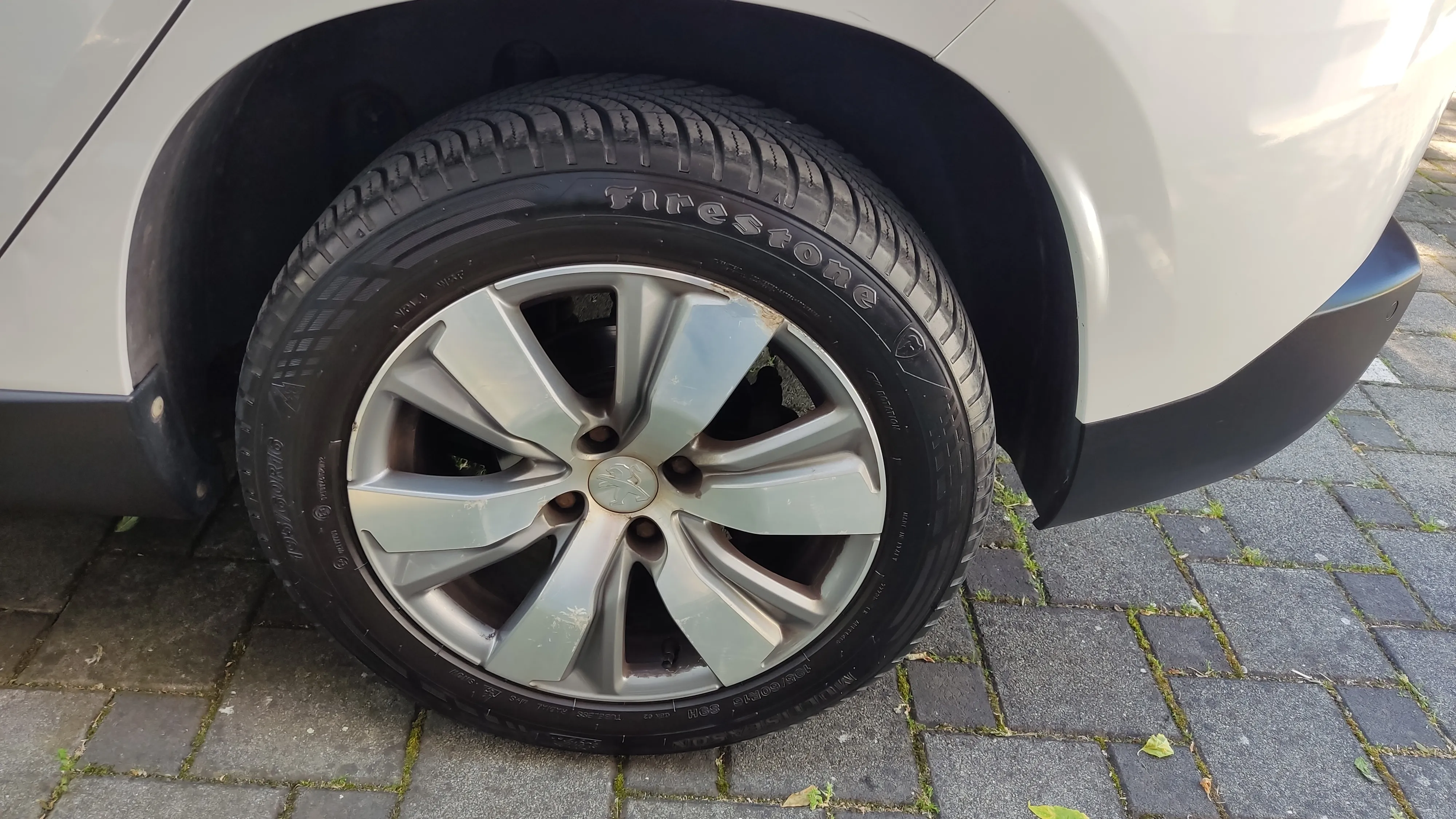peugeot 2008 1,2 allure - slika 29