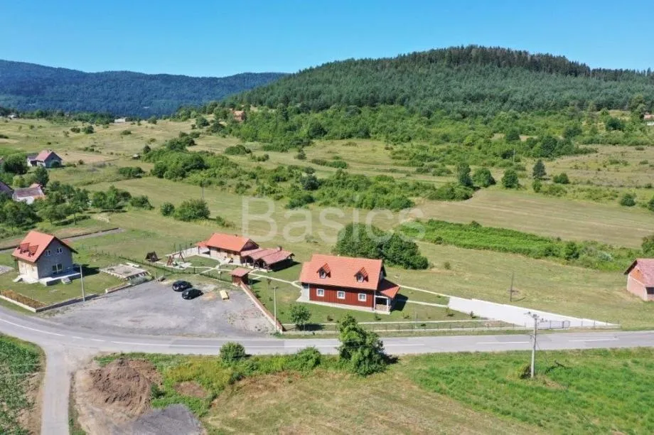 lika -saborsko - turističko imanje, zemljište 2290 m2, dva objekta - slika 2