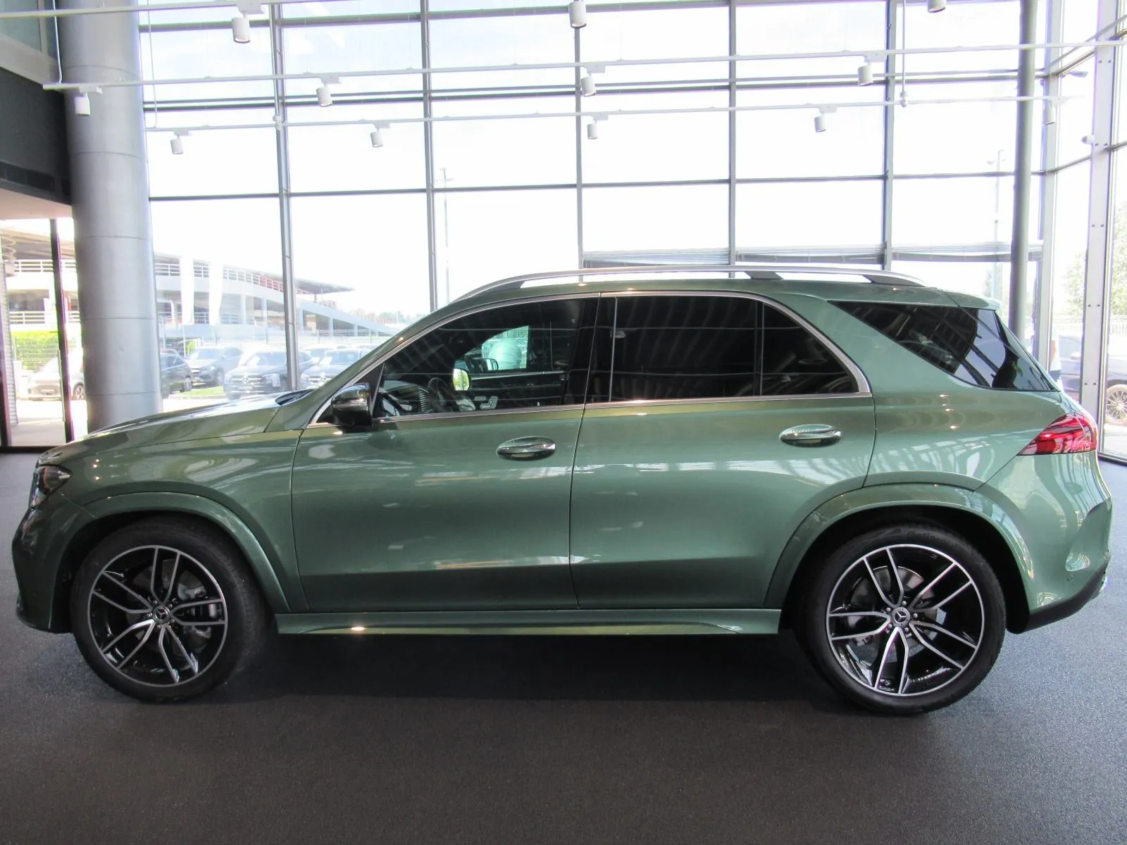 mercedes-benz gle 450 d 4matic amg line premium plus - slika 2