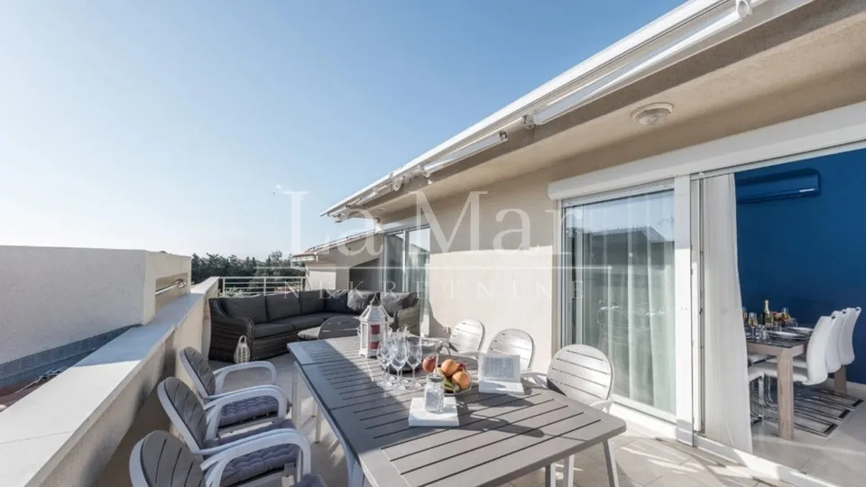 ekskluzivno! novalja- prvi red do mora- penthouse u vili - slika 2